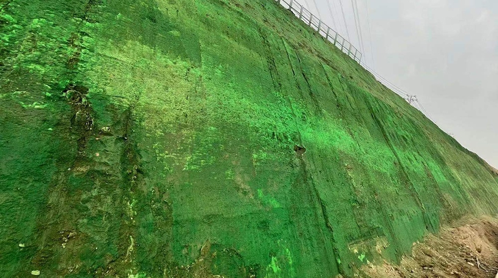 河北雄安新区构筑边坡生态超疏水土抗冲；